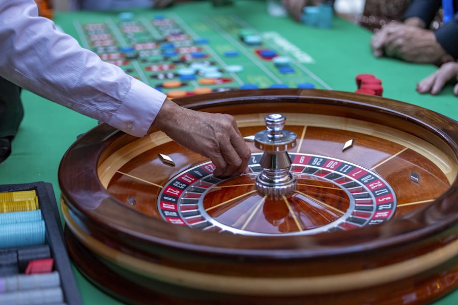 Pemain melempar bola pada meja roulette hijau dalam sesi live casino