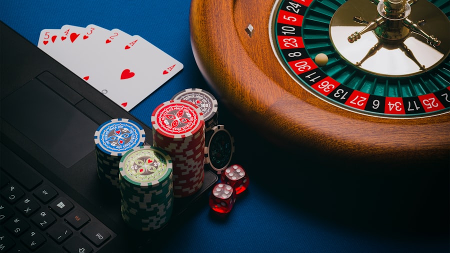 Kartu remi tersebar di atas meja kayu sebagai ilustrasi panduan poker online Nasa4d