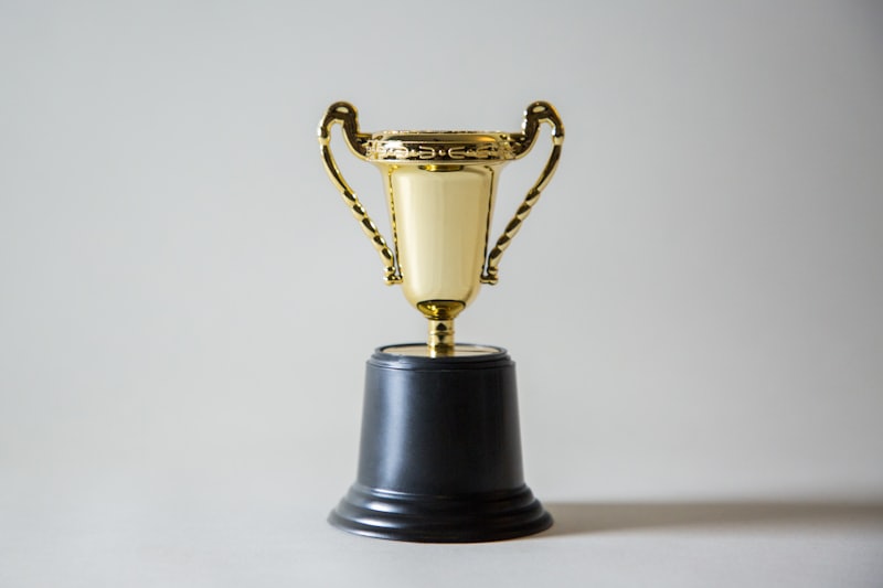 Trofi piala emas sebagai ilustrasi turnamen slot mingguan Nasa4d