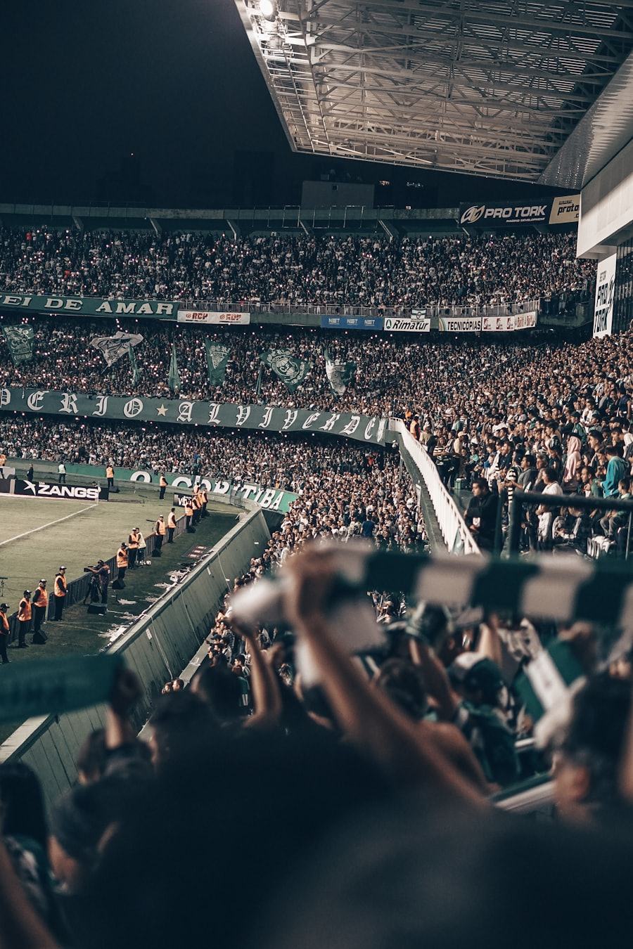 Suporter memenuhi stadion sepak bola di malam hari, ilustrasi panduan sportsbook Nasa4d